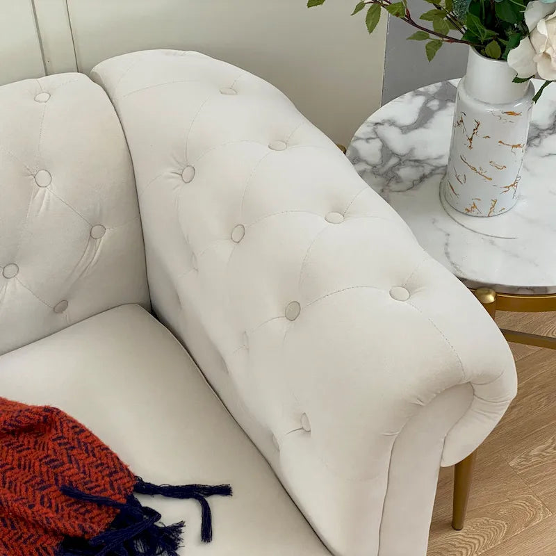 Canapé beige élégant - Velours 3 places avec boutons touffetés et pieds en bois